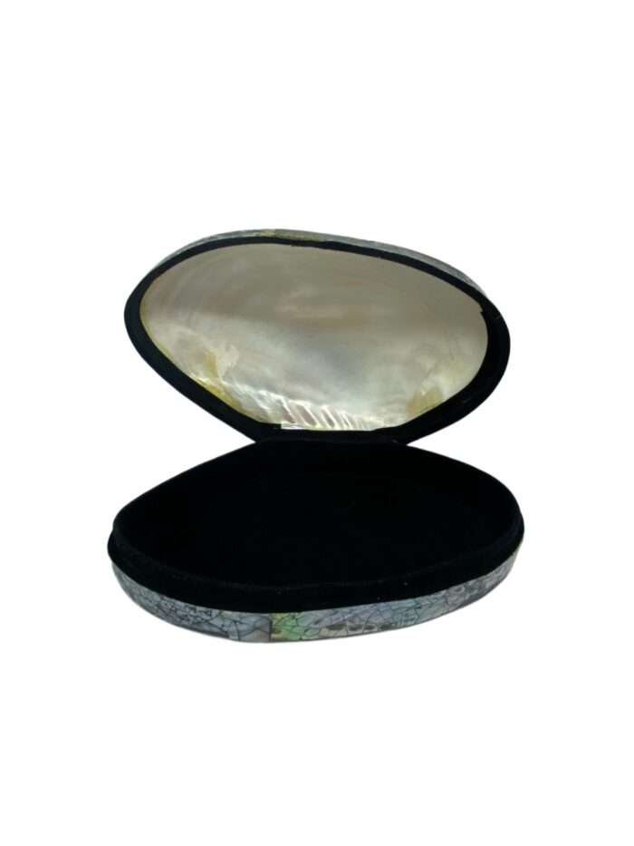 Oval jewellery box shell, perfect for your storing your most treasured possessions. Discover the beauty of Bali artisanal craftsmanship with our handmade shell look jewellery box. Each piece is expertly crafted by skilled artisans using traditional techniques, making every item a unique and meaningful addition to your collection. Size: 20 cm x 12 cm