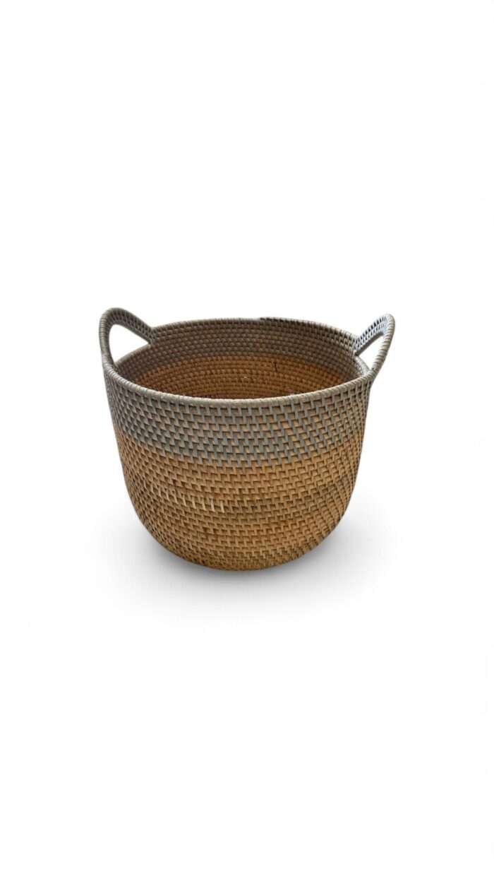 Geger Rattan Shop specializes in high-quality, handcrafted rattan products for wholesale, including baskets, cutlery sets, wall plates, coasters, and more. With over 10 years of experience, we offer worldwide shipping and custom order options to meet your needs. The price listed with 20 pcs quantities http://balibya.com/wp-content/uploads/2024/11/WhatsApp-Video-2024-11-07-at-19.04.14-2.mp4 Size L : 40 x 35 cm M : 35 x 35 cm S : 30 x 25 cm