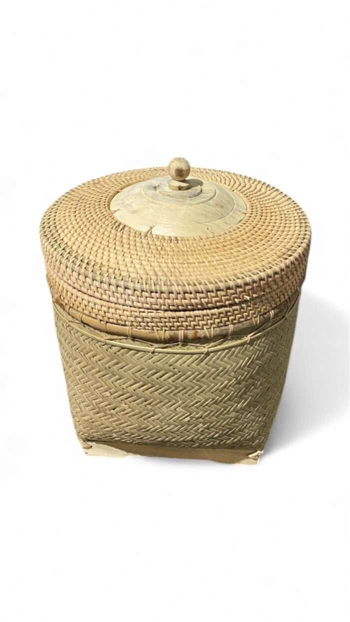 Geger Rattan Shop specializes in high-quality, handcrafted rattan products for wholesale, including baskets, cutlery sets, wall plates, coasters, and more. With over 10 years of experience, we offer worldwide shipping and custom order options to meet your needs. The price listed with 20 pcs quantities Choose and Note the colour if want mix .