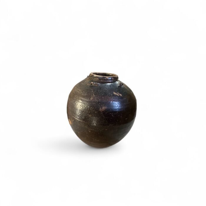 <p data-pm-slice="1 1 []">uthentic antique clay pot from Kalimantan, Indonesia, made from ceramic clay. Traditionally used for rice, water, and fermentation. Unique collector’s item with deep historical value and a size of 30 x 35 x 20 cm.</p>