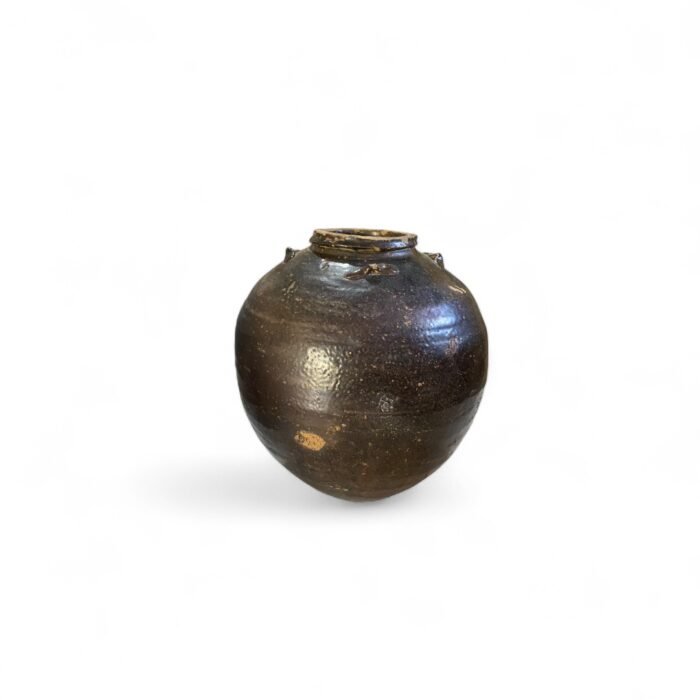 <p data-pm-slice="1 1 []">uthentic antique clay pot from Kalimantan, Indonesia, made from ceramic clay. Traditionally used for rice, water, and fermentation. Unique collector’s item with deep historical value and a size of 30 x 35 x 20 cm.</p>